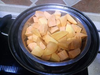 16、蒸蒸日上~羊羊得意,蒸锅加水，放入17