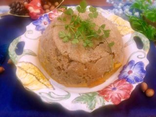 18、蒸蒸日上~羊羊得意,将蒸好的羊肉倒扣盘子里撒上香菜叶羊肉香味和甜甜的红薯香味太诱人了！