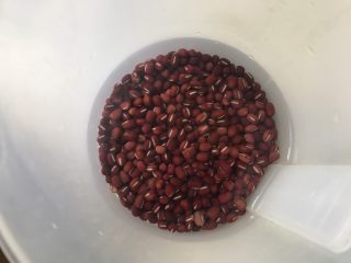 1、红枣豆沙,红豆洗干净泡水一天或者过一晚，也可以直接煮，直接煮就是时间长一点