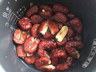 3、红枣豆沙,红枣放入电饭煲里，倒入适量水，开煮饭功能