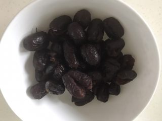 4、红枣豆沙,煮好的红枣