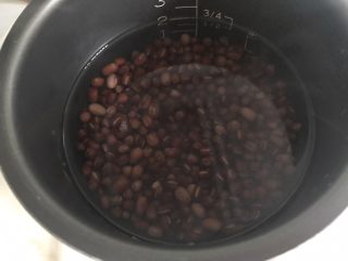 5、红枣豆沙,泡好的的红豆放入电饭煲，放入适量水，煮红豆的水比红枣要多一些