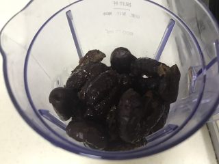 8、红枣豆沙,红枣放入搅拌机，加入适量水，不能放太多一会炒起来会崩溃的