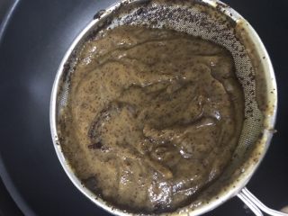 9、红枣豆沙,打好的枣泥过筛一下，