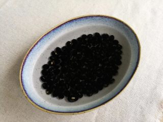 2、山药黑豆滋补汤,黑豆提前泡2个小时。