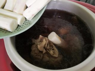 10、山药黑豆滋补汤,炖煮1.5小时后放入山药。