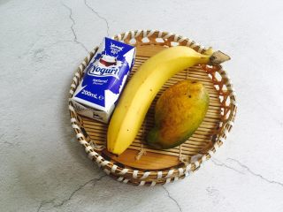 1、芒果香蕉奶昔,准备好食材