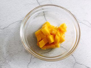 7、芒果香蕉奶昔,取出芒果粒放入沙拉碗备用