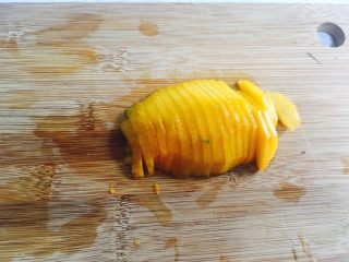 9、芒果香蕉奶昔,切薄片