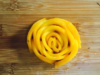 10、芒果香蕉奶昔,将芒果薄片小心的紧密的围在一起。小片的卷起来做花心，依次从小片到大片的紧密围在一起，成一朵玫瑰花型。