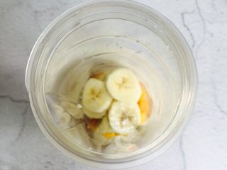12、芒果香蕉奶昔,香蕉放入料理杯