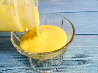 17、芒果香蕉奶昔,倒入玻璃杯