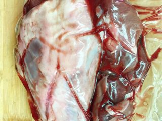 1、牛肉烧胡萝卜,牛腱子肉提前室温解冻