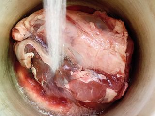 2、牛肉烧胡萝卜,放清水冲洗