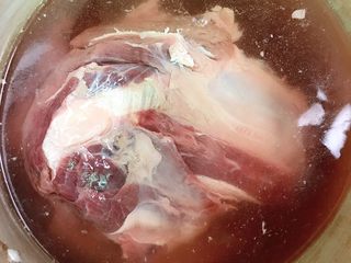 3、牛肉烧胡萝卜,浸泡出血水