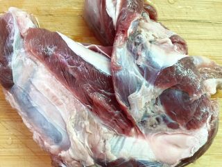 4、牛肉烧胡萝卜,捞出沥干水份