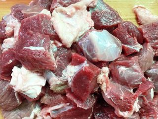 5、牛肉烧胡萝卜,切成块状