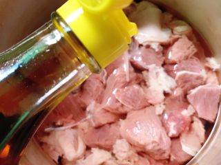 7、牛肉烧胡萝卜,加入料酒