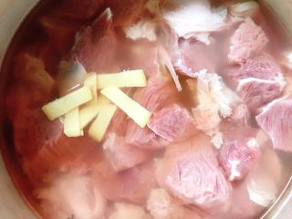 8、牛肉烧胡萝卜,加入姜片