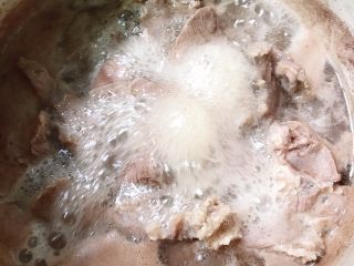 9、牛肉烧胡萝卜,焯水5分钟