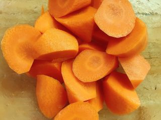 11、牛肉烧胡萝卜,滚刀切成块