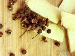 12、牛肉烧胡萝卜,再准备好姜片和花椒粒