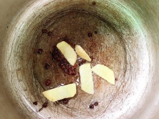 14、牛肉烧胡萝卜,下姜片和花椒