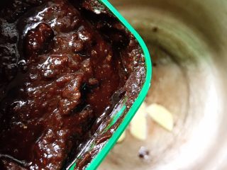 15、牛肉烧胡萝卜,放入豆瓣酱炒香