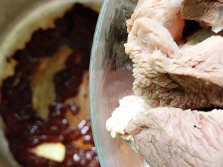 16、牛肉烧胡萝卜,放入焯水后的牛腱子肉