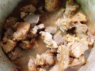 18、牛肉烧胡萝卜,加入适量清水、生抽，压20分钟