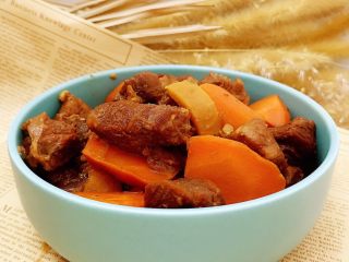 22、牛肉烧胡萝卜,趁热食用。