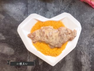 8、超级酥脆的炸猪排,沾满面糊的猪排，放入面包糠中，用手压实猪排上的面包糠，这样最后炸出的猪排，味道会更好。 