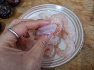 2、马蹄炒虾仁——时令快手养生菜,鲜虾去壳开背去虾线。