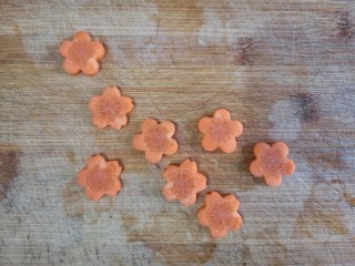 4、马蹄炒虾仁——时令快手养生菜,胡萝卜切花片。