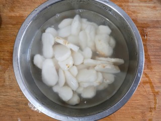 6、马蹄炒虾仁——时令快手养生菜,切好片的马蹄在水中浸泡一下，去淀粉。