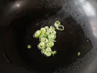 11、马蹄炒虾仁——时令快手养生菜,锅中适量油烧热，下入葱花爆出香味。