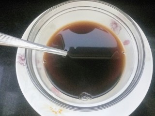 1、#甜味#红糖红枣核桃面包,红糖用热水化开放凉