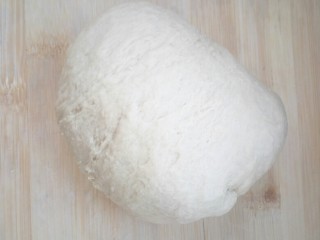 4、#甜味#红糖红枣核桃面包,揉成面团后放案板上继续揉搓，像洗衣服一样????????揉面方法前面菜谱里有，或者网上可以搜到，就不详细说了（有面包机的交给面包机就好）