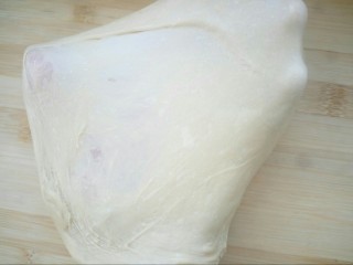 7、#甜味#红糖红枣核桃面包,继续揉到可以拉出较薄的薄膜