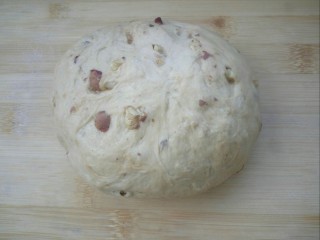 11、#甜味#红糖红枣核桃面包,取出面团进行排气揉匀，称一下总重量，我的是537克，均匀分成9份，一个大概60克左右