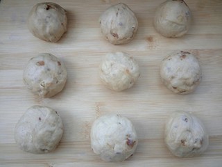 12、#甜味#红糖红枣核桃面包,将分好的面团揉匀滚圆收口朝下，盖保鲜膜松弛15分钟