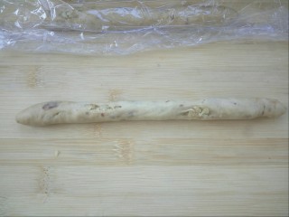 16、#甜味#红糖红枣核桃面包,松弛好后将其搓成均匀的长条形
