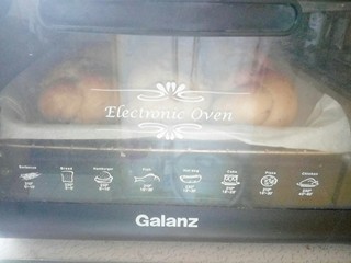 23、#甜味#红糖红枣核桃面包,送入烤箱180度20分钟，（视自家烤箱脾气而定，我的温度时间只做参考）