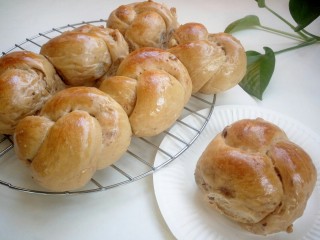 24、#甜味#红糖红枣核桃面包,成品出炉了，放网架上晾凉即可食用