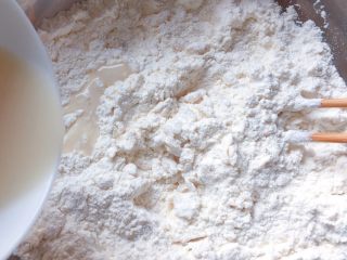 1、枣花馒头,先来和面团：将面粉和白糖拌匀，加入酵母水（酵母粉加入温水中搅匀融化），边加边用筷子搅拌成絮状。