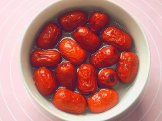 3、枣花馒头,将红枣放清水中浸泡五分钟，然后清洗干净备用。