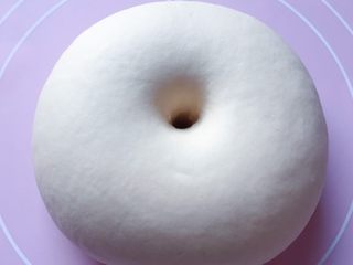 4、枣花馒头,这是发酵好的样子，体积2倍大，手指戳一个洞，洞口，不回缩不变形。