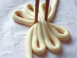 6、枣花馒头,然后用筷子夹起来，如上图。