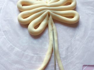 7、枣花馒头,两头单条的用小刀切开，一切为二，如上图。