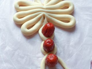 8、枣花馒头,两边都放上红枣编扣，如上图。